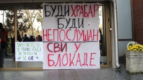 Skup podrške ispred suda